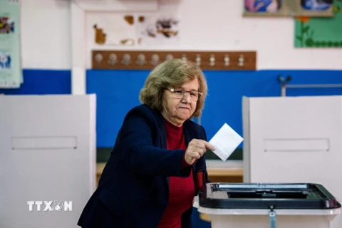 Người dân Macedonia bỏ phiếu trong cuộc trưng cầu ý dân về đổi tên nước tại Strumica ngày 30/9/2018. (Nguồn: AFP/TTXVN)