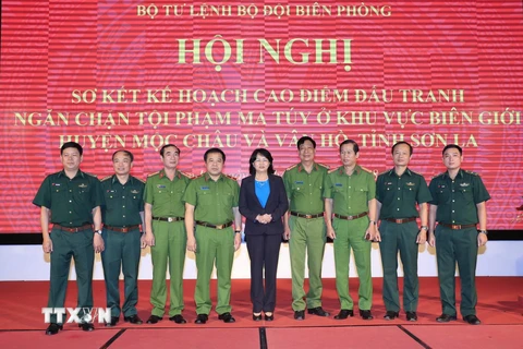 Quyền Chủ tịch nước Đặng Thị Ngọc Thịnh với các đại biểu dự hội nghị. (Ảnh: Nhan Sáng/TTXVN)