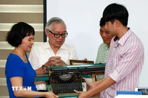 Tiếp nhận máy đánh chữ cổ từ những năm 1960 của nhà báo Quảng Ninh. (Ảnh: Văn Đức/TTXVN)