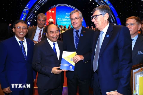 Thủ tướng Nguyễn Xuân Phúc và các đại biểu tham dự Hội nghị “30 năm thu hút đầu tư nước ngoài tại Việt Nam - Tầm nhìn và cơ hội trong kỷ nguyên mới." (Ảnh: Thống Nhất/TTXVN)