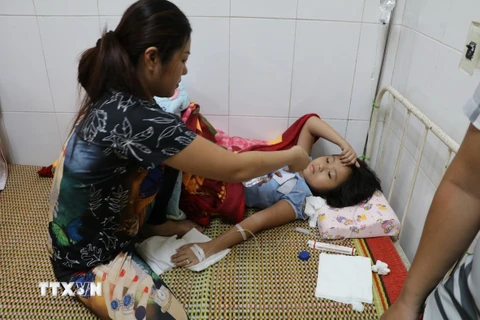 Một em học sinh bị ngộ độc được điều trị tại Trung tâm Y tế thành phố Ninh Bình. (Ảnh: Ninh Đức Phương/TTXVN)