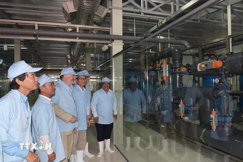 Các đại biểu tham quan nhà máy xử lý nước công nghệ cao. (Ảnh: Huỳnh Sử/TTXVN)