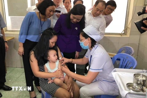Bộ trưởng Bộ Y tế Nguyễn Thị Kim Tiến kiểm tra việc tiêm vét vắcxin sởi tại Trạm Y tế phường Linh Trung, quận Thủ Đức, Thành phố Hồ Chí Minh. (Ảnh: Đinh Hằng/TTXVN)