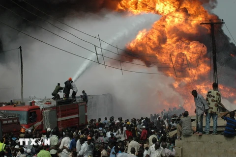Ảnh minh họa: Trong ảnh: Nỗ lực dập lửa sau vụ nổ đường ống dẫn dầu ở ngoại ô Lagos, Nigeria. (Nguồn: AFP/TTXVN)