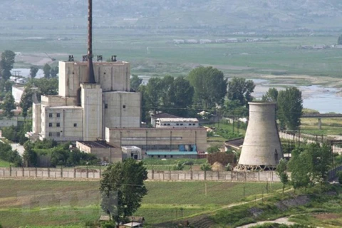 Một cơ sở hạt nhân của Triều Tiên trước khi được phá hủy tháp làm nguội (bên phải), ở Yongbyon. (Nguồn: REUTERS/ TTXVN)
