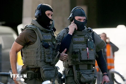 Cảnh sát phong tỏa hiện trường vụ bắt cóc con tin tại nhà ga Cologne, Đức ngày 15/10. (Nguồn: AFP/TTXVN)