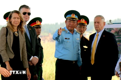 Hình ảnh Bộ trưởng Quốc phòng Hoa Kỳ thăm sân bay Biên Hòa 