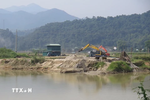 Điểm mỏ khai thác cát của doanh nghiệp tư nhân Nam Sơn cách di tích Thành Tam Vạn khoảng 30 mét. thuộc đội 6, xã Pom Lót (huyện Điện Biên). (Ảnh: Xuân Tiến/TTXVN)