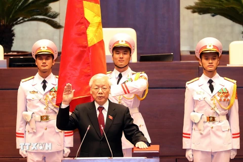 Tổng Bí thư Nguyễn Phú Trọng, Chủ tịch nước Cộng hòa xã hội chủ nghĩa Việt Nam nhiệm kỳ 2016-2021 thực hiện nghi thức tuyên thệ nhậm chức trước Quốc hội, đồng bào và cử tri cả nước. (Ảnh: Thống Nhất/TTXVN)
