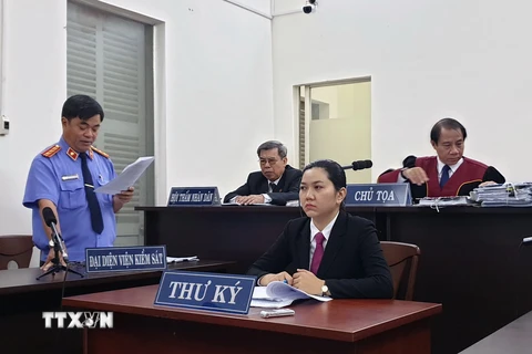 Đại diện Viện Kiểm sát nhân dân Thành phố Hồ Chí Minh phát biểu quan điểm về vụ kiện. (Ảnh: Thành Chung/TTXVN)