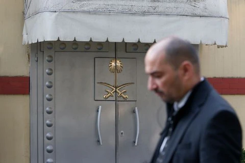 Nhân viên an ninh đứng gác bên ngoài Lãnh sự quán Saudi Arabia ở Istanbul. (Nguồn: AP)
