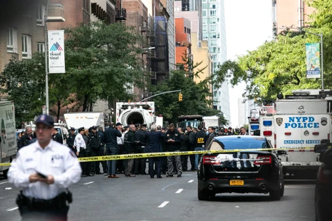 Nhân viên CNN sơ tán khỏi Tòa nhà Time Warner sau khi phát hiện bưu kiện khả nghi trong hòm thư ở tòa nhà có trụ sở hãng tin này. (Nguồn: AP)