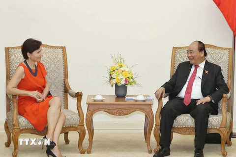 Thủ tướng Nguyễn Xuân Phúc tiếp bà Cecila Piccioni, Đại sứ Italy đến chào từ biệt kết thúc nhiệm kỳ công tác tại Việt Nam. (Ảnh Thống Nhất/TTXVN)