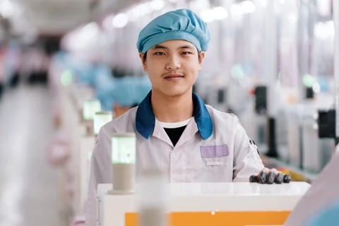 Công nhân trong một nhà máy lắp ráp gia công iPhone ở Trung Quốc. (Nguồn: macrumors)