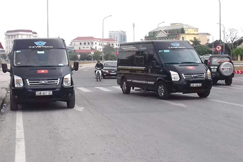 Bến xe Ninh Bình náo loạn vì lái xe khách tụ tập phản đối xe Limousine
