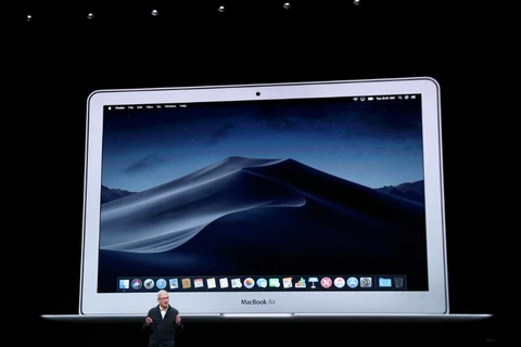 CEO Apple Tim Cook giới thiệu về mấu máy tính MacBook Air mới. (Nguồn: Reuters)