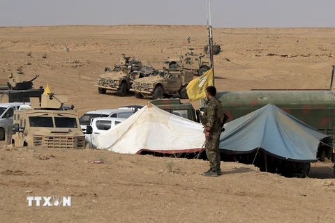 Các lực lượng Dân chủ Syria (SDF) đóng quân tại làng Susah, tỉnh miền Đông Deir al-Zour gần biên giới Syria với Iraq ngày 14/9. (Nguồn: AFP/TTXVN)