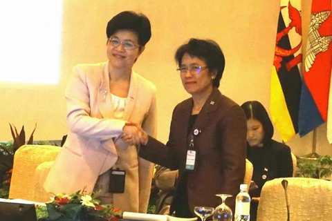 Bà Methini Thepmani (phải) Tổng thư ký Văn phòng Ủy ban Công vụ Thái Lan tiếp nhận chức Chủ tịch Hội nghị ASEAN về các vấn đề công vụ (ACCSM) từ Singapore. (Nguồn: ocsc.go.th)