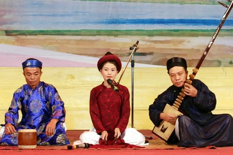 Các nghệ nhân ca trù ở Nghi Xuân, Hà Tĩnh trên chiếu hát. (Nguồn: baohatinh.vn)
