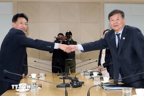 Thứ trưởng Bộ Thể thao Hàn Quốc Roh Tae-kang (phải) và người đồng cấp Triều Tiên Won Kil-u trong cuộc gặp tại văn phòng liên lạc liên Triều ở thị trấn Kaesong của Triều Tiên ngày 2/11. (Nguồn: Yonhap/ TTXVN)