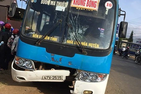 Xe máy va chạm với xe buýt khiến hai người tử vong