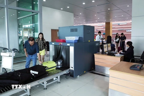 Nhân viên Chi cục Hải quan Phú Quốc sử dụng máy soi để kiểm tra hành lý khách nhập cảnh tại sân bay quốc tế Phú Quốc. (Ảnh: Phạm Hậu/TTXVN)