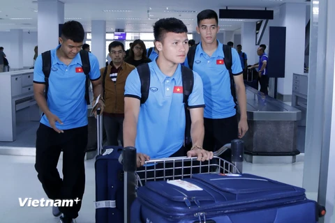 Hình ảnh người hâm mộ đón đội tuyển Việt Nam tới Vientiane