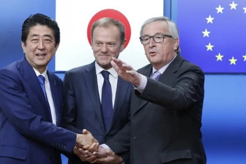 Thủ tướng Nhật Bản Shinzo Abe và Chủ tịch Ủy ban châu ÂU (EC) Jean-Claude Juncker (phải) và Chủ tịch Hội đồng châu Âu Donald Tusk tại lễ ký FTA Nhật Bản-EU. (Nguồn: Reuters)
