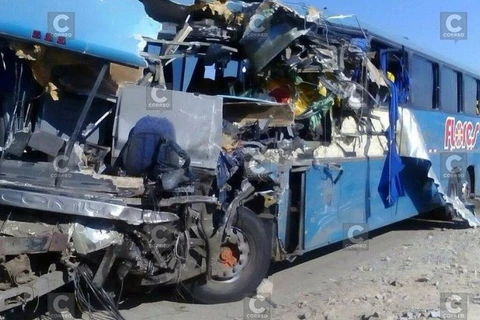 Xe buýt đâm xe tải trên đường cao tốc, 57 người thương vong