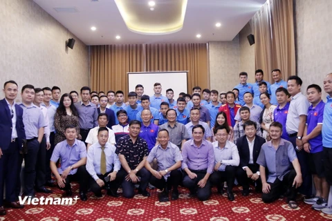 Đại sứ Nguyễn Bá Hùng cùng chụp ảnh lưu niệm với Ban huấn luyện và các cầu thủ đội tuyển Việt Nam. (Ảnh: Phạm Kiên/Vietnam+)