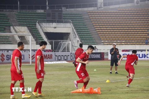 Hình ảnh đội tuyển Việt Nam tập làm quen với sân vận động Quốc gia Lào