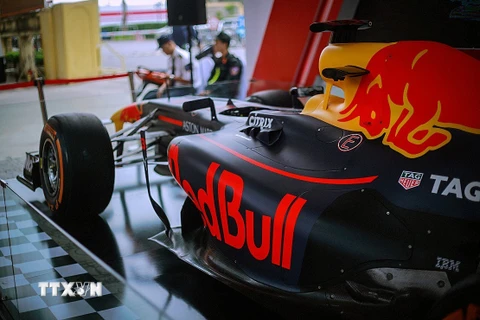 Cận cảnh siêu xe đua F1 "ra mắt" tại Hoàng thành Thăng Long