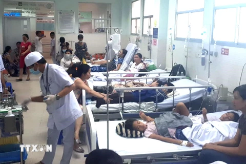 Nhiều trẻ em nghi bị ngộ độc thực phẩm cấp cứu tại Bệnh viện quận Tân Phú. (Ảnh: Đinh Hằng/TTXVN)