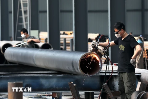Sản xuất thép ống tại tỉnh An Huy, Trung Quốc ngày 3/5/2018. (Nguồn: AFP/TTXVN)