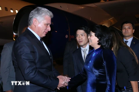 Hình ảnh Chủ tịch Cuba và phu nhân đến Hà Nội, bắt đầu thăm Việt Nam