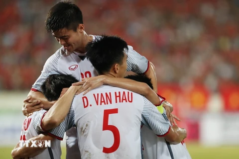Niềm vui của các cầu thủ tuyển Việt Nam sau khi Công Phượng ghi bàn mở tỷ số trong trận đấu với đội tuyển Lào, tối 8/11. (Ảnh: Minh Tiến/TTXVN)