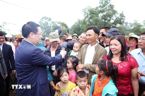 Phó Thủ tướng Vương Đình Huệ thăm hỏi nhân dân xã Hiến Sơn, huyện Đô Lương, Nghệ An. (Ảnh: Bích Huệ/TTXVN)
