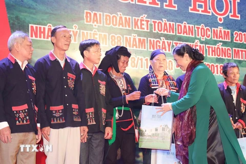 Phó Chủ tịch Thường trực Quốc hội Tòng Thị Phóng tặng quà cho các gia đình tiêu biểu tại xã Ba Vì, huyện Ba Vì, Hà Nội. (Ảnh: Phương Hoa/TTXVN)
