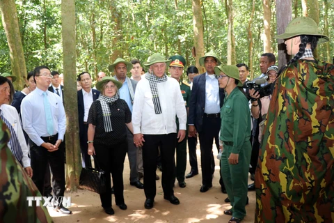 Hình ảnh Chủ tịch Cuba thăm khu di tích lịch sử địa đạo Củ Chi