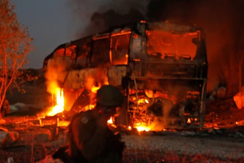 Chiếc xe buýt bị trúng rocket ở Israel. (Nguồn: AFP)