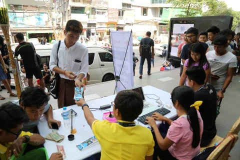 Hoạt động bán vé xem trận Myanmar-Việt Nam của MFF. (Nguồn: MFF)