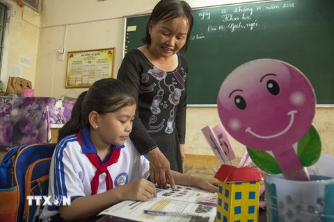 Cô Trần Thị Liễn, giáo viên Trường Tiểu học Trần Khánh Dư, phường An Hòa, thành phố Rạch Giá được trợ giúp từ Chương trình “Tiếp sức người Thầy.” (Ảnh: Hồng Đạt/TTXVN)