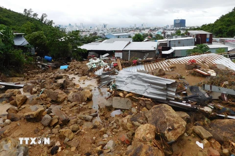 Khu vực thôn Thành Phát và Phước Sơn, xã Phước Đồng, thành phố Nha Trang bị sạt lở nghiêm trọng khiến hàng chục ngôi nhà bị vùi lấp trong đất đá. (Ảnh: Phan Sáu/TTXVN)