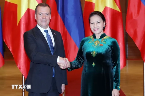 Chủ tịch Quốc hội Nguyễn Thị Kim Ngân chụp ảnh chung với Thủ tướng Liên bang Nga Dmitry Anatolyevich Medvedev. (Ảnh: Trọng Đức/TTXVN)
