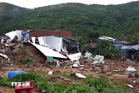 Hiện trường vụ sạt lở núi và đất cát vùi lấp nhà cửa tại xã Phước Đồng, thành phố Nha Trang. (Ảnh: Phan Sáu/TTXVN)