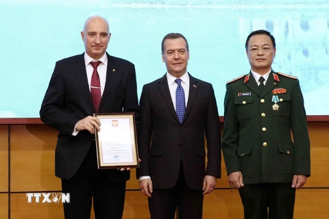 Thủ tướng Liên bang Nga Dmitry Medvedev trao Bằng Tri ân của Tổng thống Liên bang Nga cho tập thể Trung tâm Nhiệt đới Việt-Nga. (Ảnh: Văn Điệp/TTXVN)