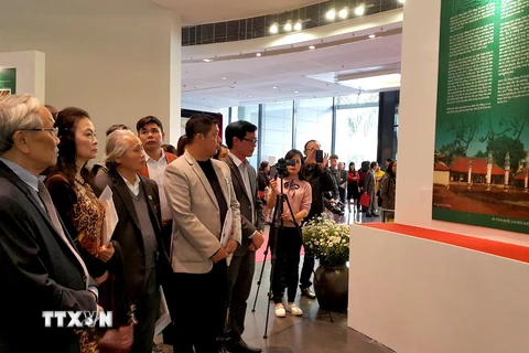 Khách tham quan triển lãm "Di tích quốc gia đặc biệt ở Hà Nội." (Ảnh: Đinh Thuận/TTXVN)