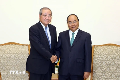 Thủ tướng Nguyễn Xuân Phúc tiếp ông Koichi Miyata, Chủ tịch Tập đoàn Tài chính SMFG kiêm Chủ tịch Ngân hàng SMBC. (Ảnh: Thống Nhất/TTXVN)