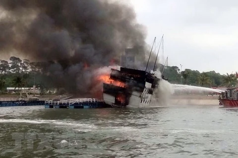 Tàu vận tải chở khách tuyến đảo Vân Đồn-Cô Tô bốc cháy dữ dội
