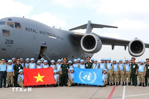 Thượng tướng Nguyễn Chí Vịnh, Thứ trưởng Bộ Quốc phòng (giữa) chụp ảnh cùng các chiến sỹ Bệnh viện Dã chiến cấp 2 số 1 xuất phát đợt 2, trước khi lên máy bay sang Nam Sudan nhận nhiệm vụ gìn giữ hòa bình Liên hợp quốc. (Ảnh: Xuân Khu/TTXVN)
